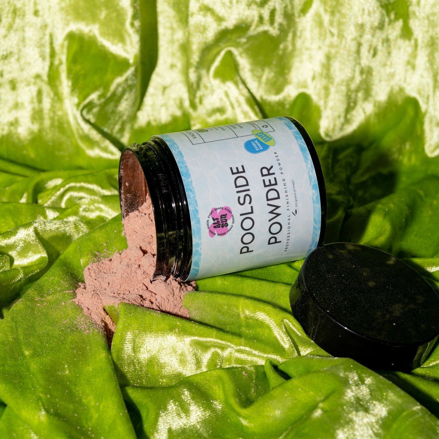 Poudre au bord de la piscine 